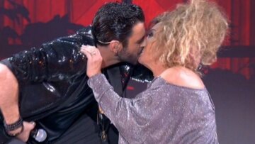 J2US: Άφωνη... η Ελένη Δήμου, την άρπαξε και την φίλησε στο στόμα ο Μαρίνος Κόνσολος