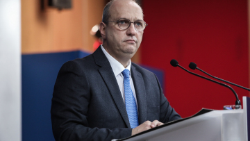 Οικονόμου κατά Τσίπρα: Να αναφέρει έναν έστω ιατρό που αποφάσισε ποιος θα εισαχθεί σε ΜΕΘ