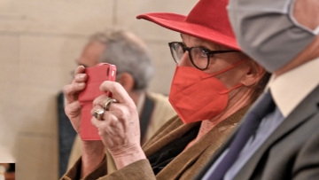 Ίνγκεμποργκ Μπέουχελ: Φεύγω από την Ελλάδα, λέει η δημοσιογράφος που επιστρέφει πίσω στην Ολλανδία