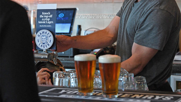 Περίπου 21.000 ανεμβολίαστοι εργαζόμενοι χωρίς rapid test σε εστίαση και τουρισμό, λένε τα στοιχεία της ΕΡΓΑΝΗ