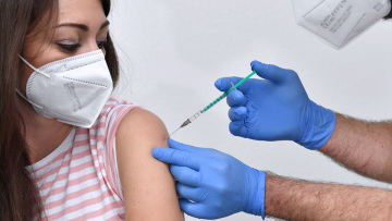 Εμβολιασμός: Στους 5 μήνες η τρίτη δόση - Καταγράφηκαν 100.000 νέες μολύνσεις σε 14 μέρες