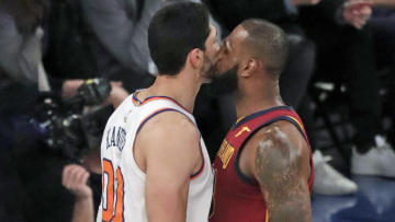 Ενές Καντέρ εναντίον Λεμπρόν Τζέιμς: «Γνωρίζεις για το εργαστήριο των σκλάβων που έφτιαξαν τα παπούτσια σου»;