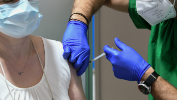 Γεωργαντάς για εμβολιασμούς: Το 50% των δικαιούχων έχει κάνει ήδη τρίτη δόση ή έχει κλείσει ραντεβού