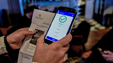 Πλαστά πιστοποιητικά εμβολιασμού: Ερευνώνται 115 περιπτώσεις, πώς δρούσε το κύκλωμα και πόσα έπαιρνε