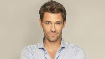 «Είναι γελοίο να σχολιάζουν τη διαφορά ηλικίας με τη γυναίκα μου» τονίζει ο Αποστόλης Τότσικας 