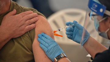 Κορωνοϊός - Ερευνα: Η τρίτη δόση mRNA εμβολίου «εκτοξεύει» την προστασία από τον ιό