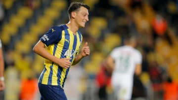 Σοκ στη Φενέρμπαχτσε με Οζίλ, τραυματίστηκε και χάνει το ματς με τον Ολυμπιακό