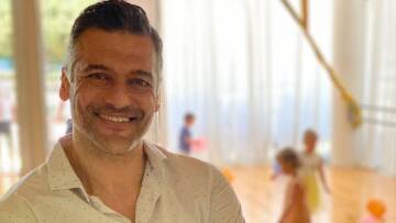 O Στέλιος Κρητικός ποζάρει αγκαλιά με την δύο μηνών κόρη του