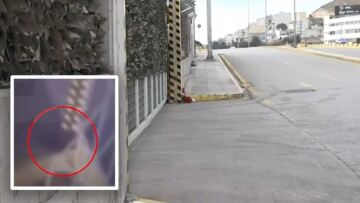 Τραγωδία στο Κερατσίνι: Έσπρωχναν με το πόδι το κοριτσάκι για να δουν αν ζει, ενώ η πόρτα έκλεινε πάνω της