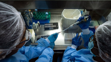 Κορωνοϊός: Γενετική προδιάθεση για σοβαρή νόσηση - Πώς «ξεκληρίζονται» οικογένειες, χτυπάει και τους νέους