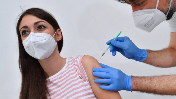 Εμβολιασμοί: Τριπλασιάστηκαν τα ραντεβού για πρώτη δόση