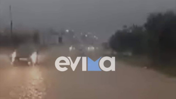 Κακοκαιρία: Πλημμύρισαν δρόμοι από την ισχυρή βροχόπτωση στην Εύβοια