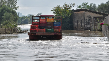 Καιρός: Η δυτική Ελλάδα στη «δίνη» της κακοκαιρίας - Διεκόπη η κυκλοφορία στην Πατρών - Πύργου, λόγω πλημμύρας  - Δείτε βίντεο