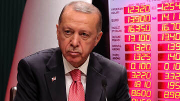 Η τουρκική οικονομία βυθίζεται και ο Ερντογάν καρατομεί τους υπουργούς του