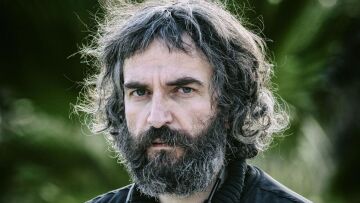 Ο Σερβετάλης από το καλοκαίρι είχε πει ότι δεν θα παίξει στο θέατρο μόνο για εμβολιασμένους, λέει η εταιρεία παραγωγής 