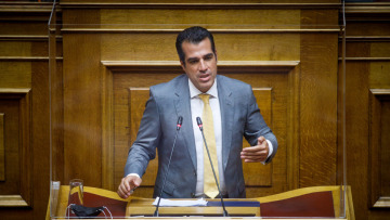 O Πλεύρης απαντά στον Πολάκη: Αν θέλει να αντιπαρατεθεί με μένα και να αφήσει απ' έξω τη μητέρα του