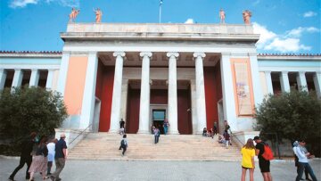 Εγκατέλειψαν δίχρονο παιδάκι έξω από το Αρχαιολογικό Μουσείο