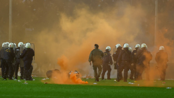 ΠΑΟΚ-Άρης 0-1: Τεράστιο διπλό του Άρη,  εισβολή των οπαδών του ΠΑΟΚ στην Τούμπα - Δείτε βίντεο με τα επεισόδια