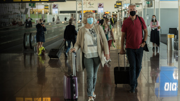 Παγκόσμιος Οργανισμός Υγείας: Συνιστά στους άνω των 60 ετών και τις ευπαθείς ομάδες να μην ταξιδεύουν