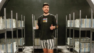 Ποιος είναι ο MrBeast: Ο YouTuber που μοιράζει εκατομμύρια σε αγνώστους