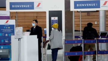 Μετάλλαξη Όμικρον: Η Γαλλία καθιερώνει υποχρεωτικό τεστ Covid για όλους τους ταξιδιώτες εκτός ΕΕ