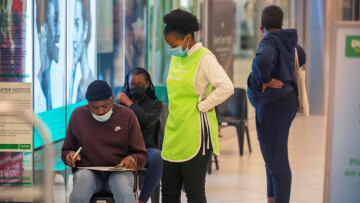 Παγκόσμιος συναγερμός για την Omicron - Ενδείξεις ότι τα εμβόλια την καλύπτουν