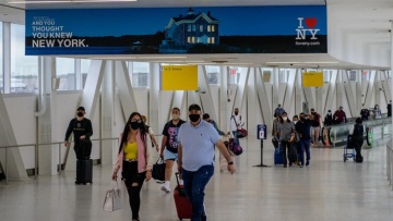 Μετάλλαξη Όμικρον: Πιο αυστηρά μέτρα ετοιμάζουν οι ΗΠΑ για τους ταξιδιώτες από εξωτερικό