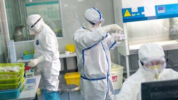 Μετάλλαξη «Όμικρον»: Από πού προήλθε; Τα τρία σενάρια, σύμφωνα με τους επιστήμονες