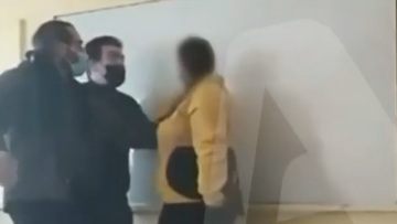 Εικόνες ντροπής σε ΕΠΑΛ της Αττικής: Καθηγητής χτύπησε μαθήτρια μέσα σε σχολική αίθουσα - Δείτε βίντεο