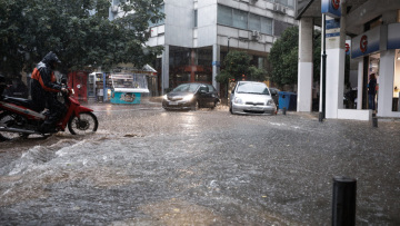 Καιρός: Επιδείνωση σήμερα και αύριο με ισχυρές καταιγίδες και θυελλώδεις ανέμους