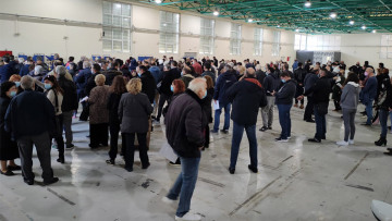 «Το ΠΑΣΟΚ είναι εδώ», με υψηλή συμμετοχή και πάθος στην ψηφοφορία για την εκλογή ηγεσίας