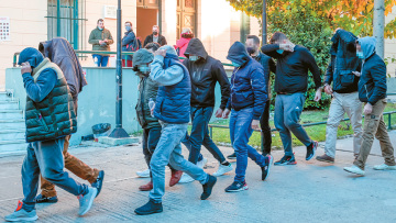 Ο εγκέφαλος και τα πλοκάμια του - 43 αστυνομικοί, ληξίαρχοι, υπάλληλοι δήμων και ψευδομάρτυρες μοίραζαν ταυτότητες και διαβατήρια