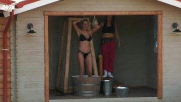 «Η Φάρμα»: Σάσα Μπάστα και Αγγελική Ηλιάδη έκαναν το πρώτο τους μπάνιο - Δείτε βίντεο