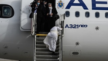 Πάπας Φραγκίσκος: Παραπάτησε την ώρα που ανέβαινε στο αεροπλάνο στο «Ελευθέριος Βενιζέλος»