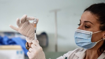 Κορωνοϊός: «Ναι» σε κοκτέιλ εμβολίων από ECDC και EMA