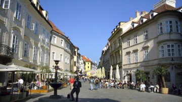 Η Σλοβακία ανοίγει ξανά τα καταστήματα για τους εμβολιασμένους