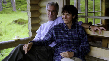 «Ποιος πήγε τον Έπσταϊν και τη Μάξγουελ στο κάστρο της Ελισάβετ;», νέες φωτογραφίες προκαλούν τριγμούς στο παλάτι