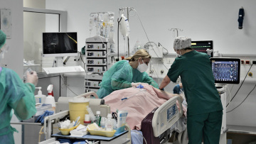 Κορωνοϊός: Μεγαλύτερη έως και 40% η θνητότητα στα νοσοκομεία εκτός Αττικής, λέει ο καθηγητής Λύτρας