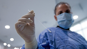 Μετάλλαξη «Όμικρον»: Γιατί η επικράτησή της μπορεί να είναι η αρχή του τέλους της πανδημίας