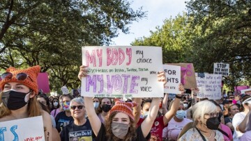 Σε ισχύ παραμένει ο νόμος για τις αμβλώσεις στο Τέξας, κλινικές μπορούν όμως να κινηθούν νομικά κατά της απόφασης