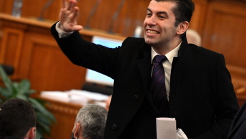 Βουλγαρία: Η νέα κυβέρνηση συνασπισμού υπό τον Κίριλ Πέτκοφ βάζει «τέλος» στην πολιτική κρίση της χώρας