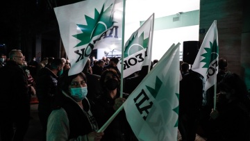 Πανηγυρισμοί έξω από τη Χαριλάου Τρικούπη και το γραφείο Ανδρουλάκη: «Καλημέρα ήλιε καλημέρα» 