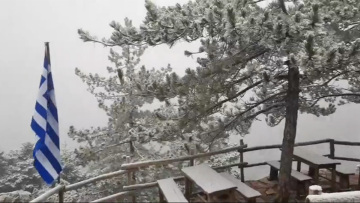 Καιρός: Χιονίζει σε Βίλια και Ιπποκράτειο πολιτεία, δείτε live εικόνα από τα πρώτα χιόνια στην Πάρνηθα