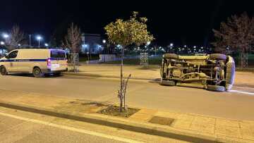 Πορεία τρόμου για αυτοκίνητο που «τούμπαρε» σε δρόμο της Λάρισας - Δείτε φωτογραφίες