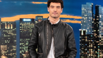 Ο Δημήτρης Τσίκλης απαντά για το γκέι φιλί που προκάλεσε αντιδράσεις στις Άγριες Μέλισσες