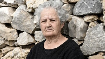 Κυρά Ρηνιώ: Εμβολιάστηκε η μοναδική κάτοικος της Κινάρου 