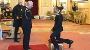 Ο Χάμιλτον έχασε τον τίτλο της Formula1 αλλά πήρε αυτόν του ιππότη  - Δείτε βίντεο