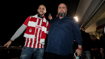 Παίκτης του Ολυμπιακού και επίσημα  ο Κώστας Μανωλάς - Αποθεώθηκε από τον κόσμο