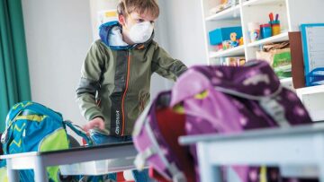 Κορωνοϊός: «Να εμβολιάσουμε τα παιδιά μας;» - Τι απαντούν δυο ειδικοί