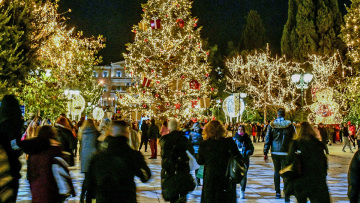 Οι νέοι κρίνουν τη διασπορά, οι ηλικιωμένοι την πίεση στο ΕΣΥ - Μία ανάσα από τα 16 εκατ. οι εμβολιασμοί